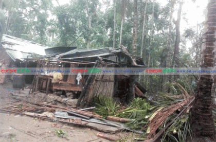 বাগেরহাটে টর্নেডোর তাণ্ডবে অর্ধশতাধিক বাড়িঘর বিধ্বস্ত