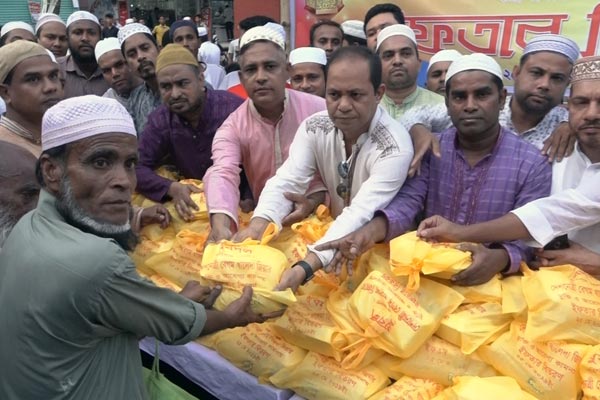 বরিশালে যুবদলের ইফতারি বিতরণ 

