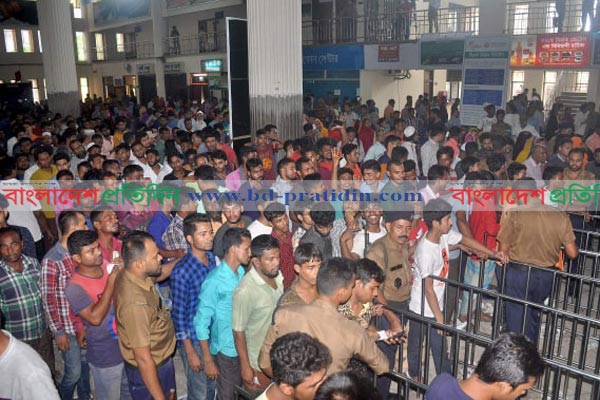 আজ আগাম টিকিট বিক্রির শেষ দিন, স্টেশনে উপচেপড়া ভিড়