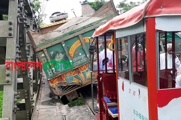 ব্রিজের পাটাতন ভেঙে মুরাদনগর-ঢাকা যোগাযোগ বন্ধ
