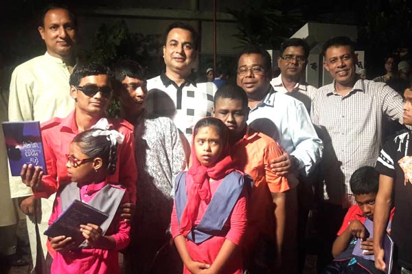 রূপগঞ্জে শিশুদের মাঝে নগদ শিক্ষা সামগ্রী বিতরণ 

