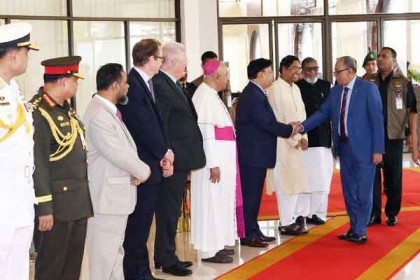 দেশে ফিরেছেন রাষ্ট্রপতি