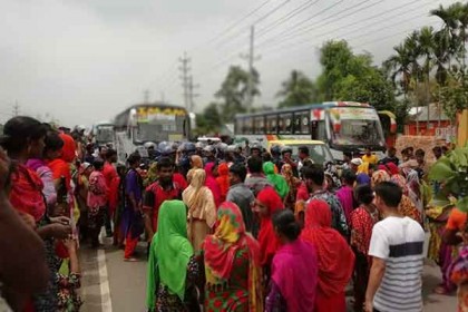 ভালুকায় বেতন বোনাসের দাবিতে শ্রমিকদের মহাসড়ক অবরোধ