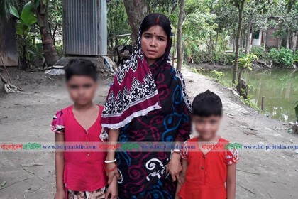 স্ত্রীর স্বীকৃতি পেতে স্বামীর বাড়িতে দুই সন্তান নিয়ে গৃহবধূ