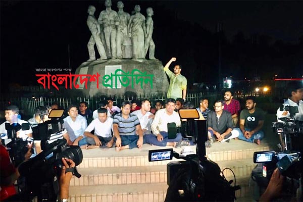 টিএসসিতে রাতভর ছাত্রলীগের পদবঞ্চিতদের অবস্থান
