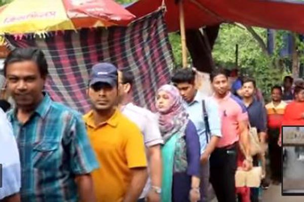 ফুট ওভারব্রিজে উঠতে দীর্ঘ লাইন!