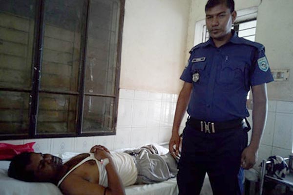 হাতীবান্ধায় ‘বন্দুকযুদ্ধে’ মাদক ব্যবসায়ী গুলিবিদ্ধ