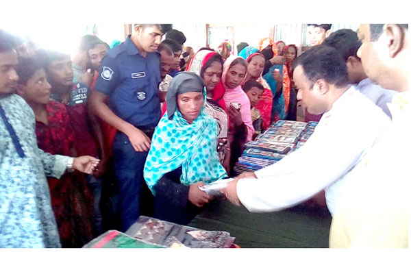 কলাপাড়ায় প্রধানমন্ত্রীর পক্ষে ঈদ উপহার বিতরণ