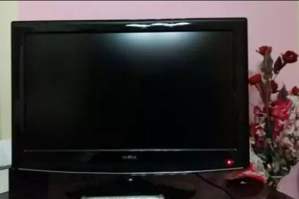 ধানের দাম কম থাকায় শ্রমিকদের মজুরি দিলেন ‘টেলিভিশন’!