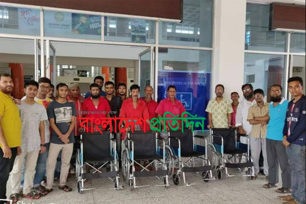 খুলনা রেলস্টেশনে অসুস্থ যাত্রীদের দুর্ভোগ কমাতে হুইল চেয়ার প্রদান