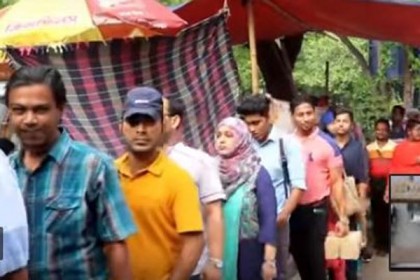 ফুট ওভারব্রিজে উঠতে দীর্ঘ লাইন!