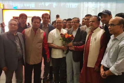 মন্ত্রী আনিসুল হককে ভিয়েনায় ফুলেল শুভেচ্ছা