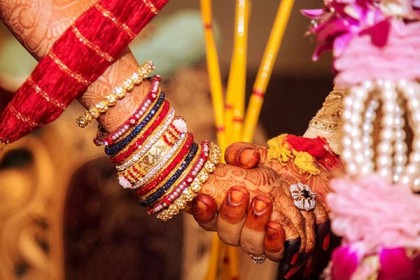 যে গ্রামে বরের বদলে বিয়ে করে তার বোন!