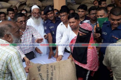 পদ্মা নদী ভাঙন কব‌লিত মানু‌ষের মা‌ঝে চাল বিতরণ
