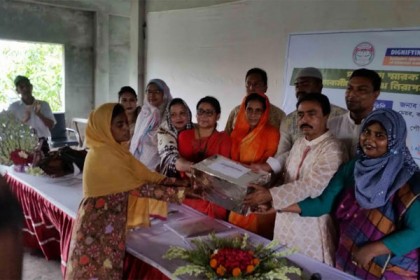 বাগেরহাটে পরিচ্ছন্নতা কর্মীদের মাঝে নিরাপত্তা উপকরণ বিতরণ