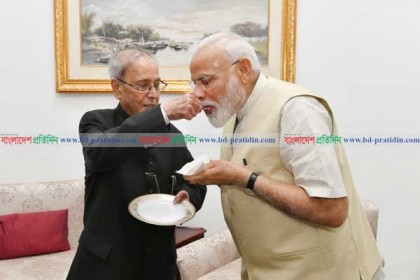 প্রণবের বাসায় গিয়ে মোদির মিষ্টিমুখ