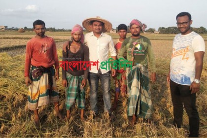 টিউশনির জমানো টাকায় অসহায় কৃষকের পাশে ছাত্রলীগ নেতা