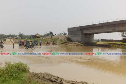 নেত্রকোনায় মেয়াদ শেষ হলেও ব্রিজের কাজ শেষ হয়নি, দুর্ভোগ