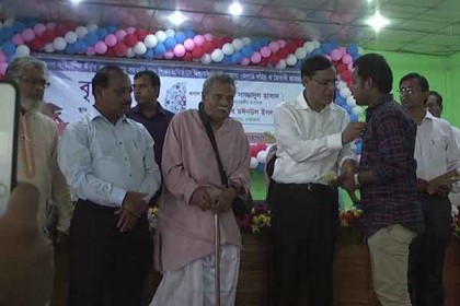 নেত্রকোনায় জেলার মেধাবী দরিদ্র শিক্ষার্থীদের বৃত্তি প্রদান