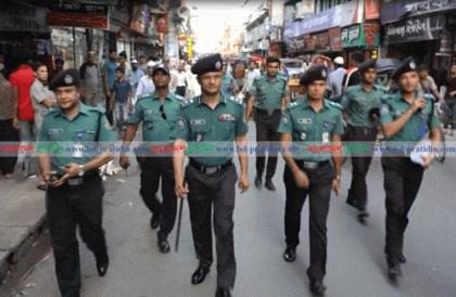 ঈদ বাজার নিরাপত্তায় কঠোর অবস্থানে পুলিশ