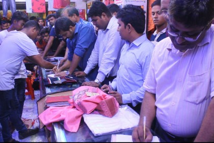 চাঁপাইনবাবগঞ্জে ২টি দোকানকে ভ্রাম্যমাণ আদালতের জরিমানা