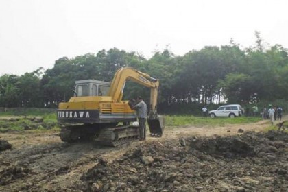 বড়াইগ্রামে ফসলী জমিতে পুকুর খননের দায়ে লাখ টাকা জরিমানা