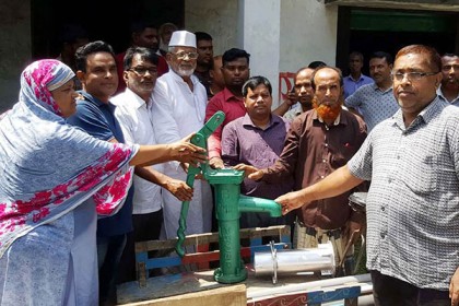 শেরপুরে হতদরিদ্রদের মাঝে নলকূপ বিতরণ