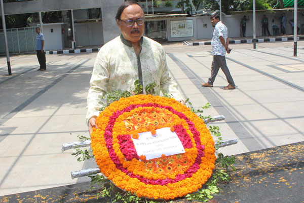 বঙ্গবন্ধুর প্রতিকৃতিতে রাসিক মেয়রের শ্রদ্ধা

