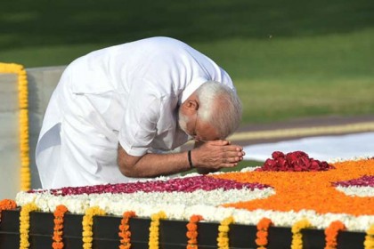  মহাত্মা গান্ধী-বাজপেয়ীকে শ্রদ্ধা জানিয়ে শপথের দিন শুরু মোদির
