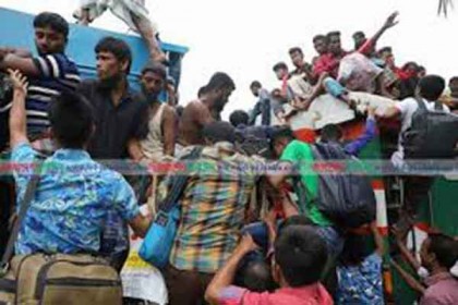 কমলাপুর স্টেশনে ঘরমুখী মানুষের ঢল, ট্রেনের শিডিউল বিপর্যয়