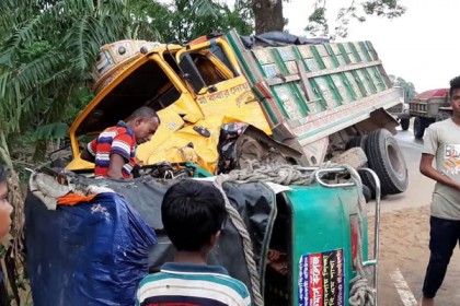 দুর্গপুরে ট্রাক-অটোরিকশা মুখোমুখি সংঘর্ষ; আহত ৪
