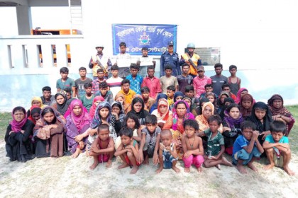 সেন্টমার্টিন উপকূলে সাগরে ভাসমান অবস্থায় ৫৮ রোহিঙ্গা উদ্ধার