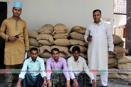 বগুড়ায় ভিজিডি’র ৬৫ বস্তা চালসহ পিতা-পুত্র গ্রেফতার