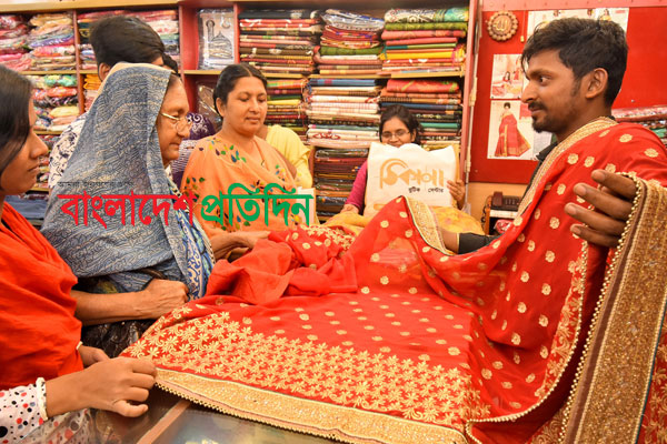 বগুড়ায় জমে উঠেছে ঈদ বাজার