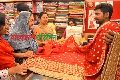 বগুড়ায় জমে উঠেছে ঈদ বাজার
