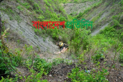লামায় নিয়ন্ত্রণ হারিয়ে গভীর খাদে ট্রাক, চালক গুরুতর আহত