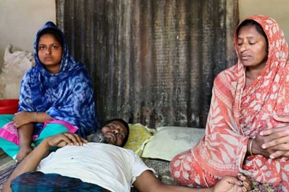 ভ্যানচালক বাবা শয্যাশায়ী, শিক্ষাজীবন অনিশ্চিত লায়লার