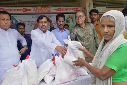 সখীপুরে গরীব ও অসহায়দের মাঝে ছাত্রলীগের ঈদ সামগ্রী বিতরণ