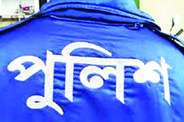 ছাত্রলীগ নেতার গাড়ির কাগজ দেখতে গিয়ে ধাক্কাধাক্কি, ৪ পুলিশ ক্লোজড