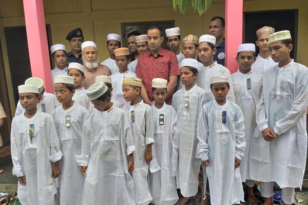 হবিগঞ্জে এতিম ও অসহায়দের মধ্যে ঈদবস্ত্র বিতরণ