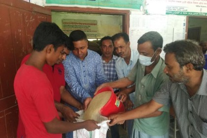 সুবর্ণচরে অতি দরিদ্রদের মাঝে ভিজিএফের চাল বিতরণ
