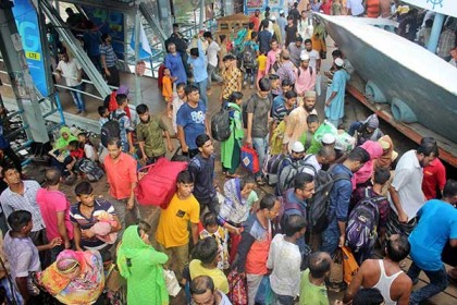 সদরঘাটে লঞ্চ চলাচল স্বাভাবিক, ঘরমুখো মানুষের ভিড়