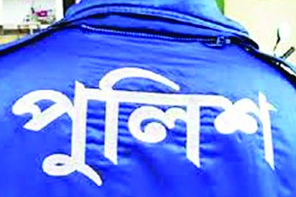 ছাত্রলীগ নেতার গাড়ির কাগজ দেখতে গিয়ে ধাক্কাধাক্কি, ৪ পুলিশ ক্লোজড