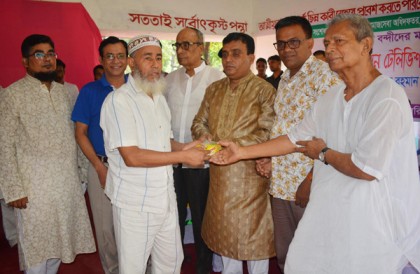 বরিশাল কেন্দ্রীয় কারাগারের বন্দিদের মাঝে ঈদ বস্ত্র বিতরণ