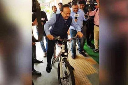 সাইকেলে চড়ে মন্ত্রণালয়ে এলেন মন্ত্রী!