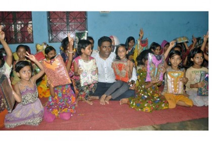 বরিশালে ছয়’শ দুস্থদের মাঝে সিটি মেয়রের ঈদ বস্ত্র বিতরণ
