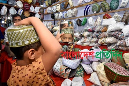 আতরের দোকানে ভিড়, শিশু-কিশোররা কিনছে বাহারি রঙের টুপি