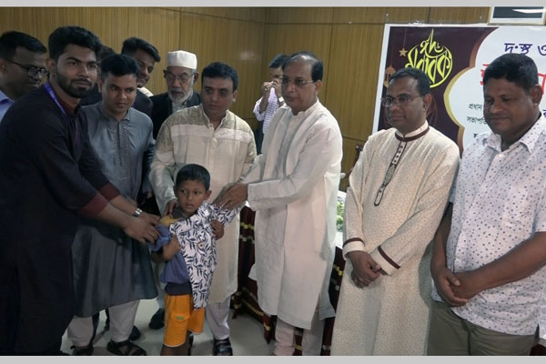 বরিশালে দুই'শ ছিন্নমূল শিশুর মাঝে ঈদ পোশাক বিতরণ