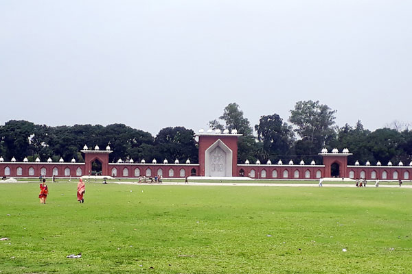 ঈদ জামাতের জন্য প্রস্তুত দিনাজপুরের গোর-এ শহীদ বড় মাঠ

