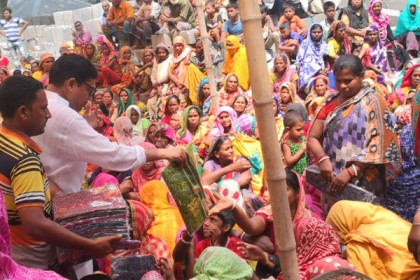 দুস্থদের সঙ্গে প্রতিমন্ত্রী পলকের ঈদ শুভেচ্ছা বিতরণ